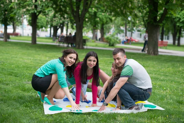 Students play the game twister — Stock Photo, Image