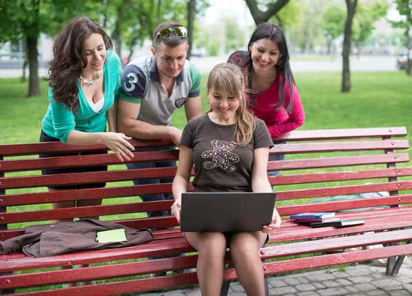 Gelukkig groep van jonge studenten zitten — Stockfoto