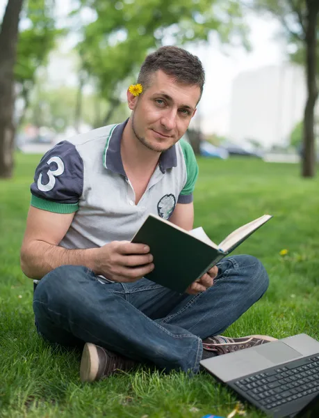 Jonge man lezing Bijbel — Stockfoto