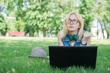 çim çalışma üzerinde oturan karışık ırk üniversite öğrencisi