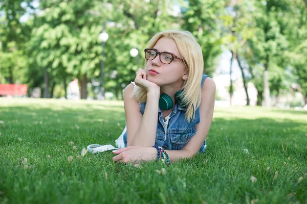 Schöne lächelnde dunkelhaarige junge Frau liegt — Stockfoto