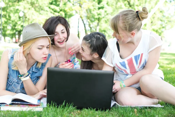 Gruppo di giovani studenti che utilizzano computer portatile insieme — Foto Stock