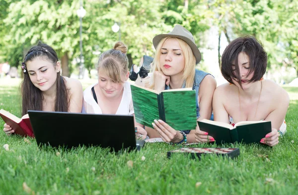 Groupe de jeunes étudiants utilisant un ordinateur portable ensemble — Photo