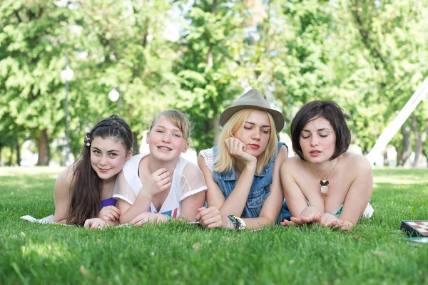 Groep van jonge student laptop samen gebruiken — Stockfoto