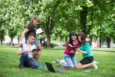 dört üniversite öğrencilerine notlarını karşılaştırma