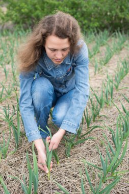 Bahçe mutlu bir genç kadın