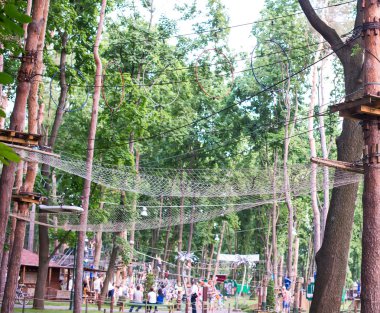 Köprü için ipleri bağlı günlükleri