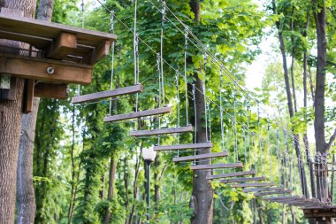 Köprü için ipleri bağlı günlükleri
