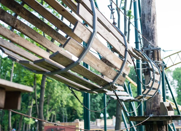 A ponte de troncos amarrados às cordas — Fotografia de Stock
