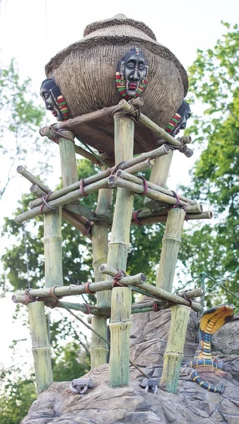 Magnifiquement peint Totem Polonais en Colombie-Britannique — Photo