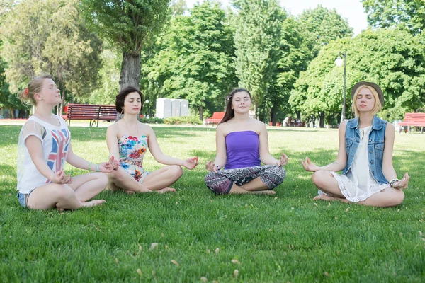 Mujeres hispanas lindas practicando la pose de cobra durante su yoga — Foto de Stock