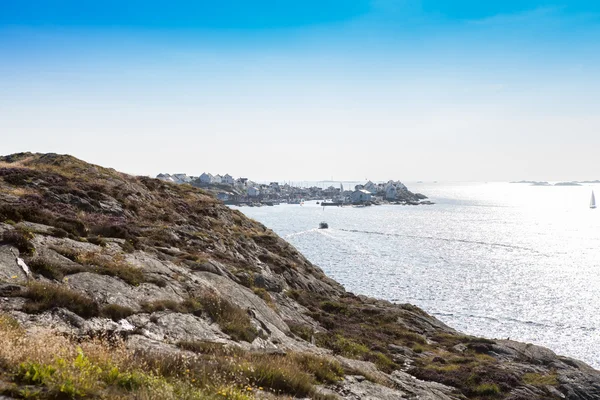 Blick über eine Küstenstadt lizenzfreie Stockfotos