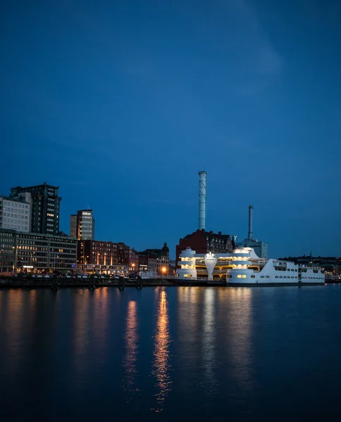 bir mavna üzerinde otopark