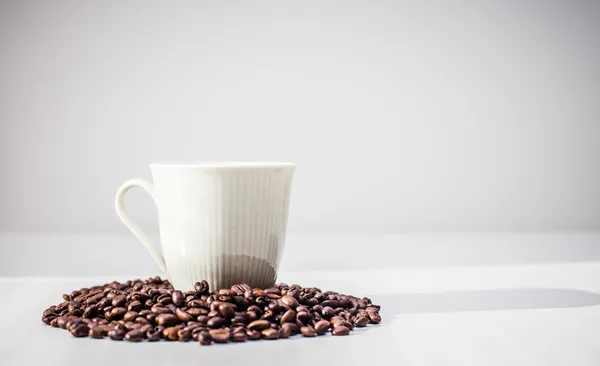 Kahve fincanı ve fasulye