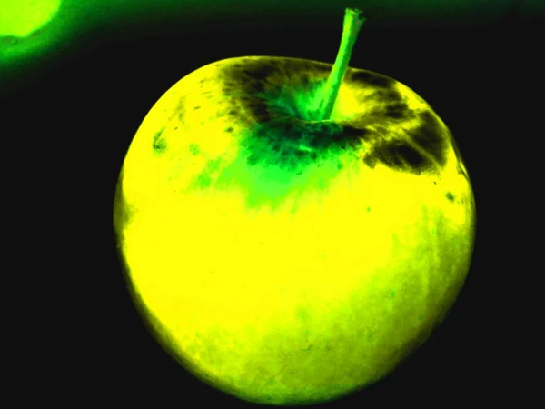 Желтое яблоко на черном фоне — стоковое фото