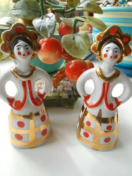 Figurines en porcelaine deux filles avec des couronnes dorées — Photo