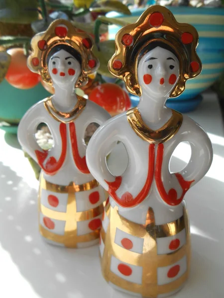 Porcelain figurines two girls with golden crowns — Stock Photo, Image