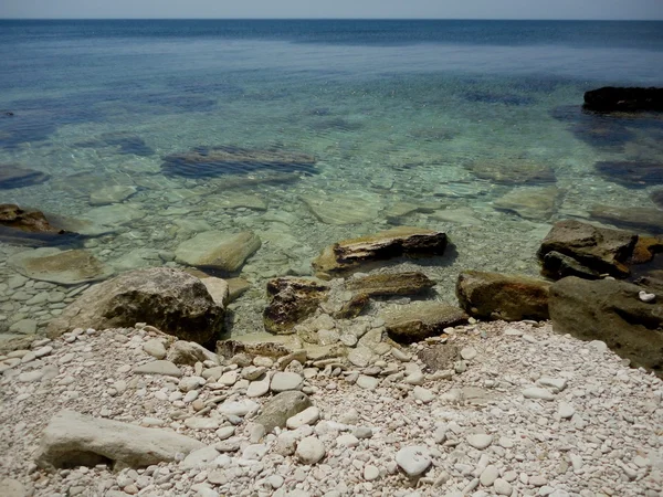 Witte stenen en blauwe zee Krim — Stockfoto