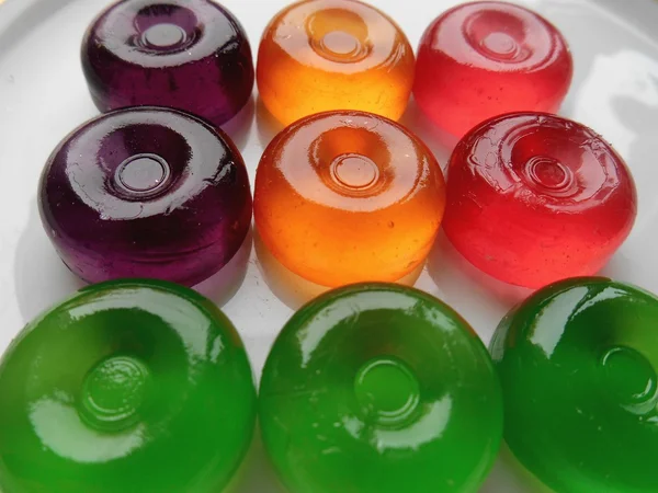 Цветные конфеты на фоне леденцов — стоковое фото