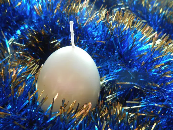 Weihnachten und Neujahr Kerze Ei blau Hintergrund — Stockfoto