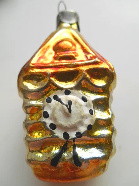 Navidad y Año Nuevo decoraciones reloj de oro sobre un fondo blanco —  Fotos de Stock