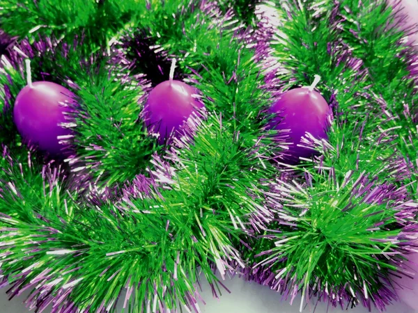 Weihnachten und Neujahr Kerzen und grünes Lametta abstrakten Hintergrund — Stockfoto
