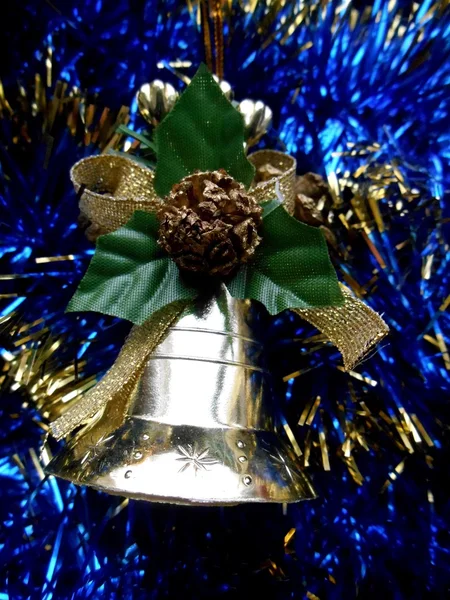 Kerstmis en Nieuwjaar decoratie bell op een blauwe achtergrond — Stockfoto