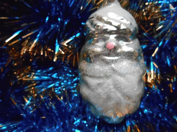 Jul och nyår dekorationer på en bakgrund av blå glitter — Stockfoto