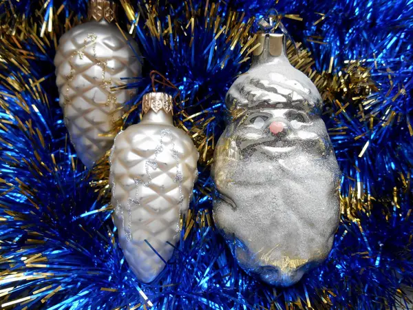 Kerstmis en Nieuwjaar decoraties op een achtergrond van blauwe klatergoud — Stockfoto