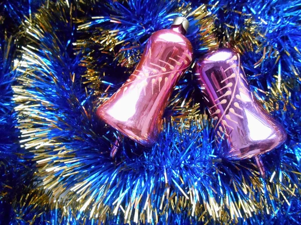 Navidad y Año Nuevo campanas de decoración sobre un fondo de oropel azul —  Fotos de Stock