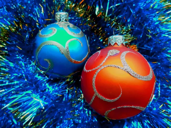 Kerstmis en Nieuwjaar ballen op een blauwe abstracte achtergrond — Stockfoto