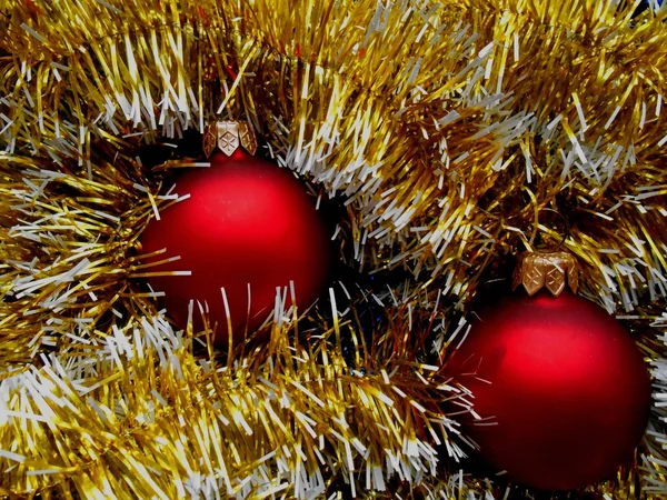 Kerstmis en Nieuwjaar decoraties rode ballen op een gouden achtergrond — Stockfoto