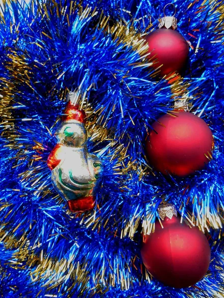 Natale e Capodanno decorazioni palle rosse su sfondo blu — Foto Stock