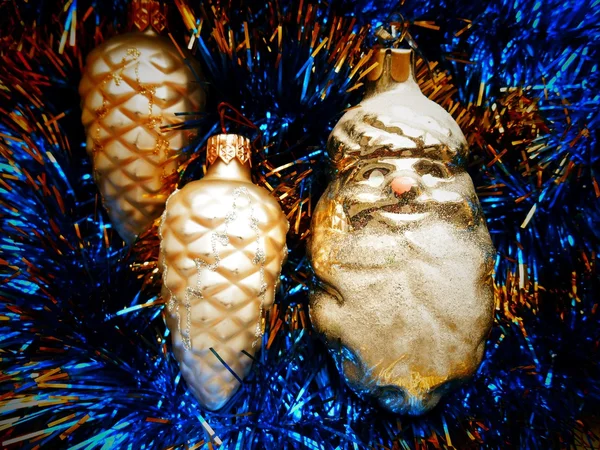 Рождественские и новогодние украшения сосновые шишки на голубом фоне — стоковое фото