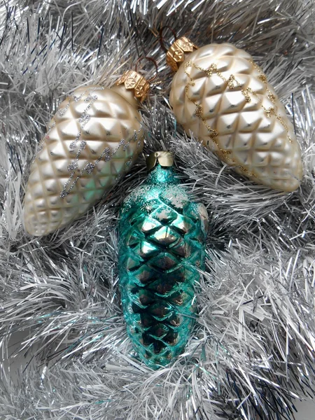 Jul och nyår dekoration med kottar på en bakgrund av silver glitter — Stockfoto