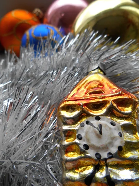 Kerstmis en Nieuwjaar decoratie gouden klok en ballen op een zilveren achtergrond — Stockfoto