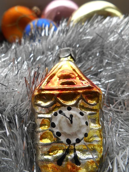 Navidad y Año Nuevo decoración reloj de oro y bolas sobre un fondo de plata —  Fotos de Stock