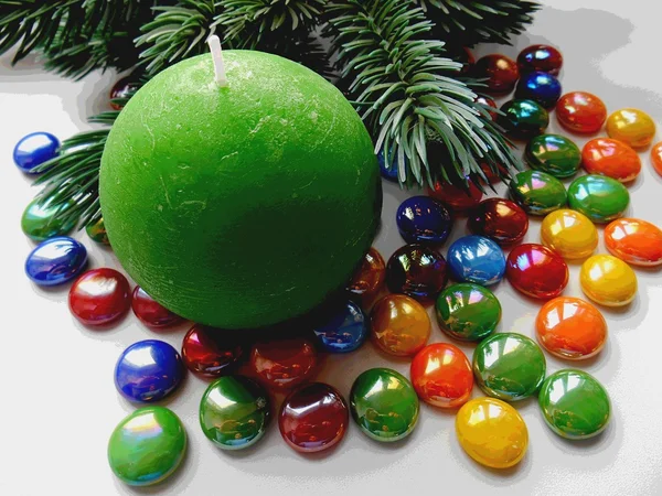 Weihnachten und Neujahr Deko-Baumkerze und farbige Steine abstrakter Hintergrund — Stockfoto