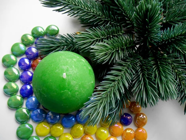 Navidad y Año Nuevo decoración-árbol vela y piedras de colores —  Fotos de Stock