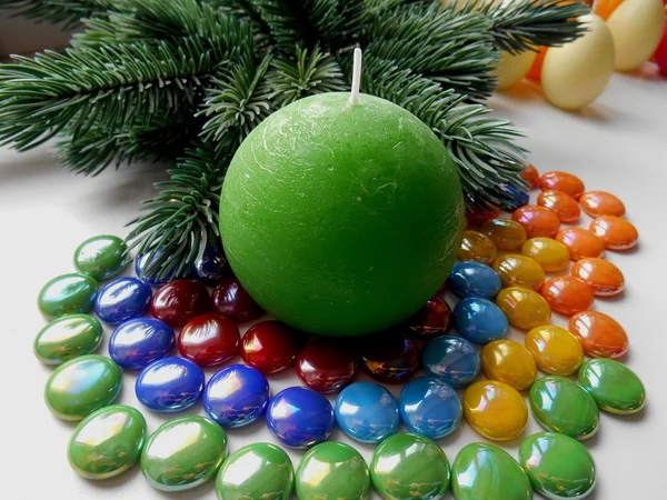 Bougie d'arbre de décoration de Noël et Nouvel An et pierres colorées — Photo
