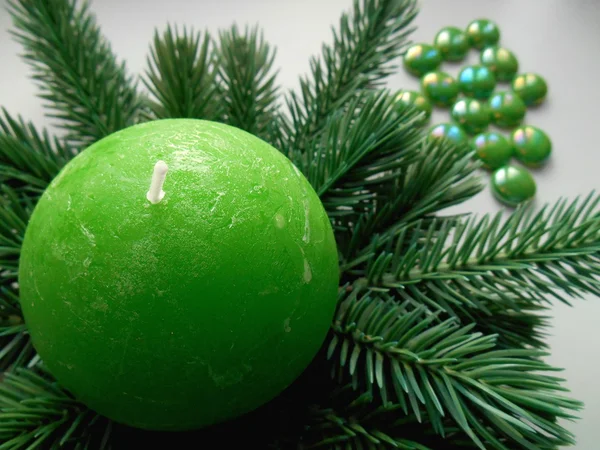 Weihnachtsdekoration Tanne und grüne Kerze — Stockfoto