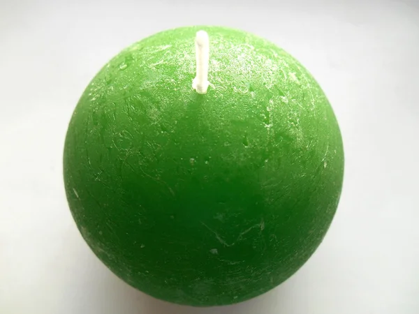 Grüne Kerze auf weißem Hintergrund — Stockfoto