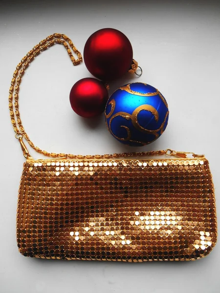 Sac à main brillant or et boules de Noël — Photo