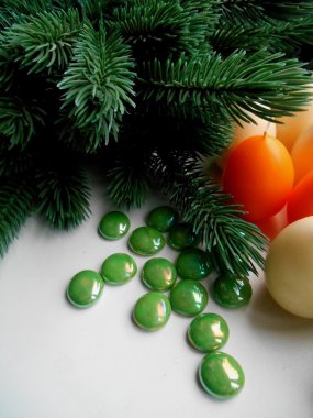 різдвяні прикраси свічки і ялин