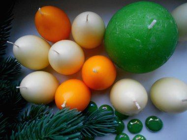 різдвяні прикраси свічки і ялин