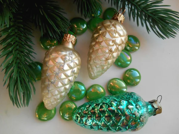 Decoración navideña abeto y conos de pino —  Fotos de Stock