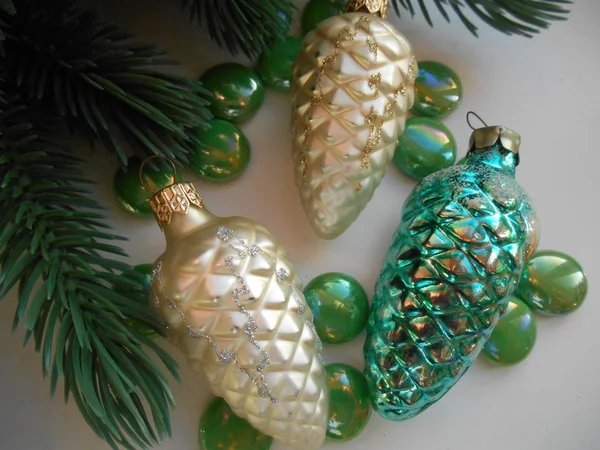 Decoración de Navidad firtree y conos de pino —  Fotos de Stock