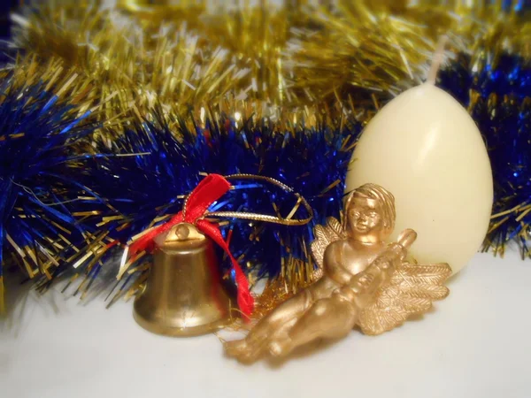 Kerstmis decoratie engel op een klatergoud achtergrond — Stockfoto