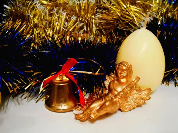 Weihnachtsdeko-Engel auf Lametta-Hintergrund — Stockfoto