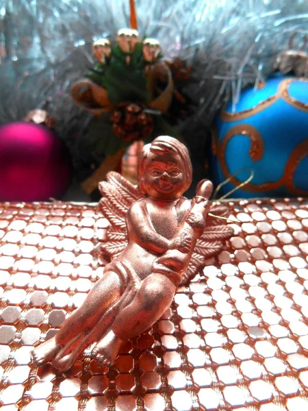 Рождественские украшения ангел и шары абстрактный фон — стоковое фото